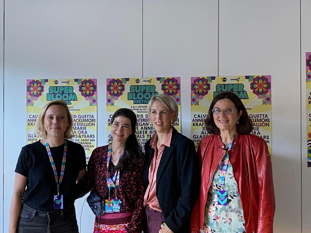 Spiegelten den feministischen Ansatz von Superbloom (von links): Moderatorin Christina Wolf (BR), Fruzsina Szép, Katrin Habenschaden und Marion Schöne bei der Pressekonferenz