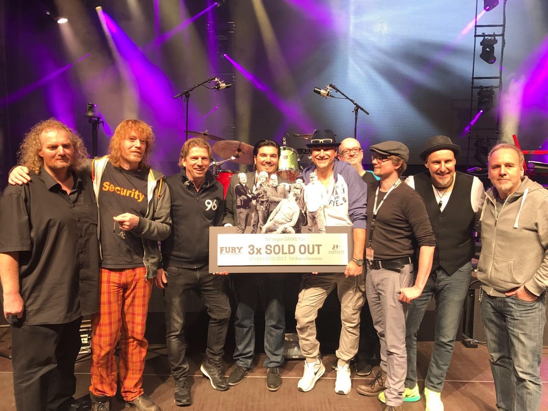 Bei der Verleihung des Sold Out Awards (von links): Holger Hübner (Management Fury In The Slaughterhouse), Christof Stein-Schneider, Rainer Schumann (beide Fury In The Slaughterhouse), Nic...