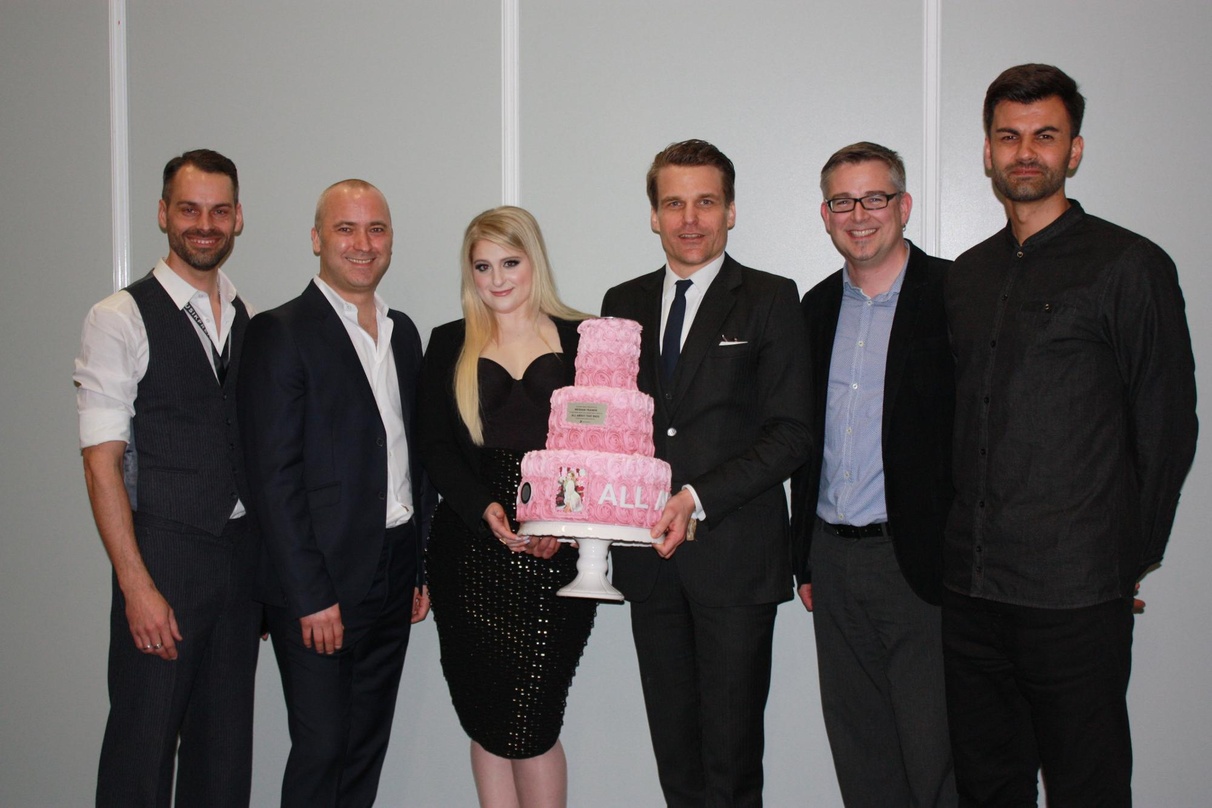Zur Edelmetallübergabe versammelten sich (von links): Florian Ziesmer, Stefan Goebel, Meghan Trainor, Philip Ginthör, Mathias Blühdorn und Kris Lesic||Zur Platinübergabe versammelten sich ...