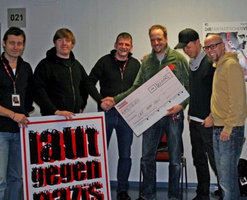 Spendeten: Die Fantastischen Vier mit Jörn Menge (M.) und Alexander Richter (Four Artists, l.)