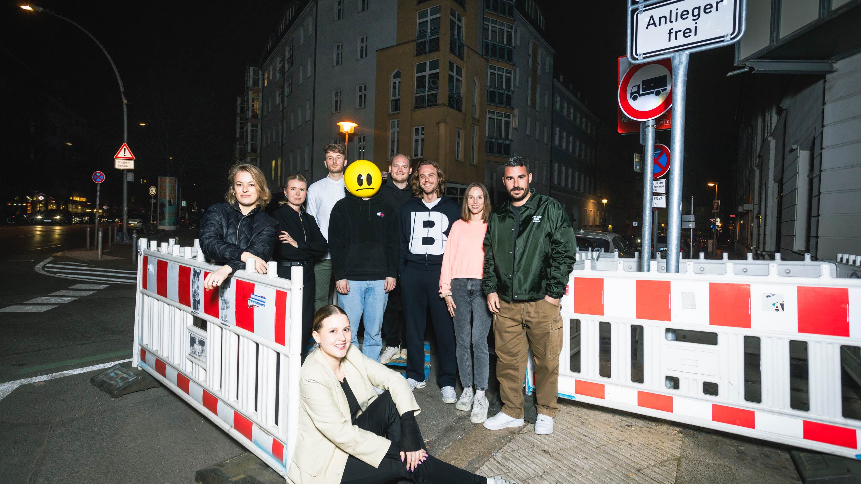 Arbeiten miteinander an den Veröffentlichungen von AHM (hinten, von links): Kyra Freise (BMG), Danja Seinemeyer und Julien Weiß (beide Good Kid), AHM, Marc Johlen, Lucas Wolf und Shelsea B...