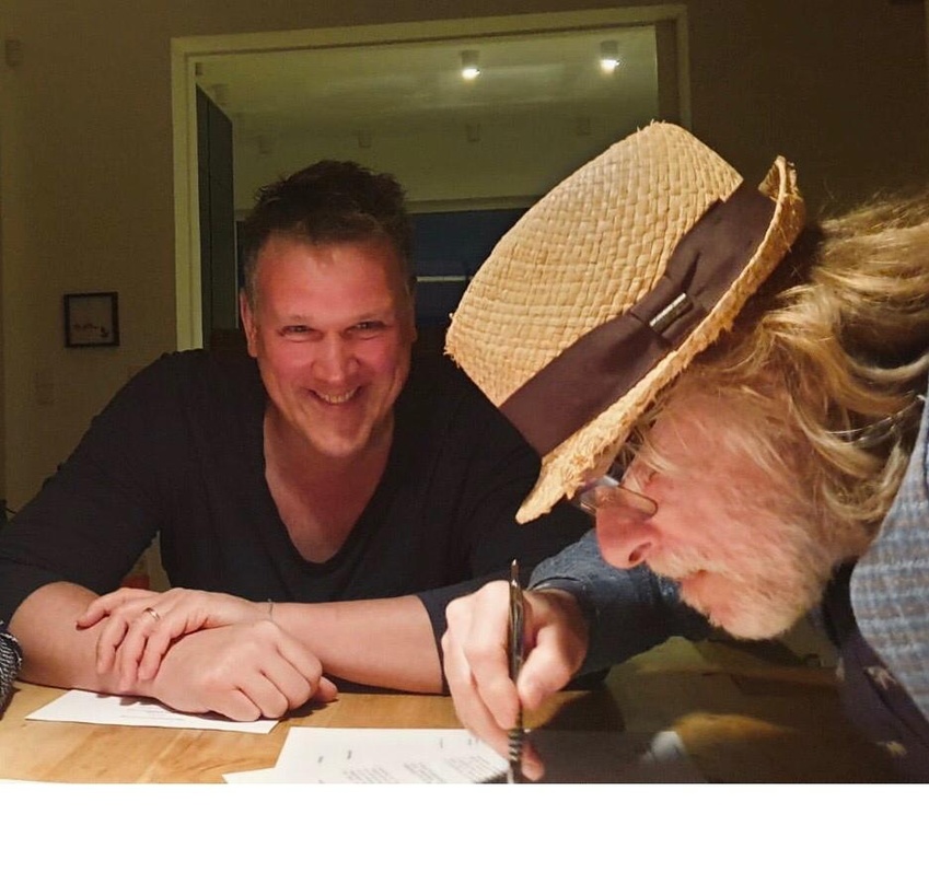 Bei der Vertragsunterzeichnung: Roof-Geschäftsfüher Uli Mücke (links) und Helge Schneider