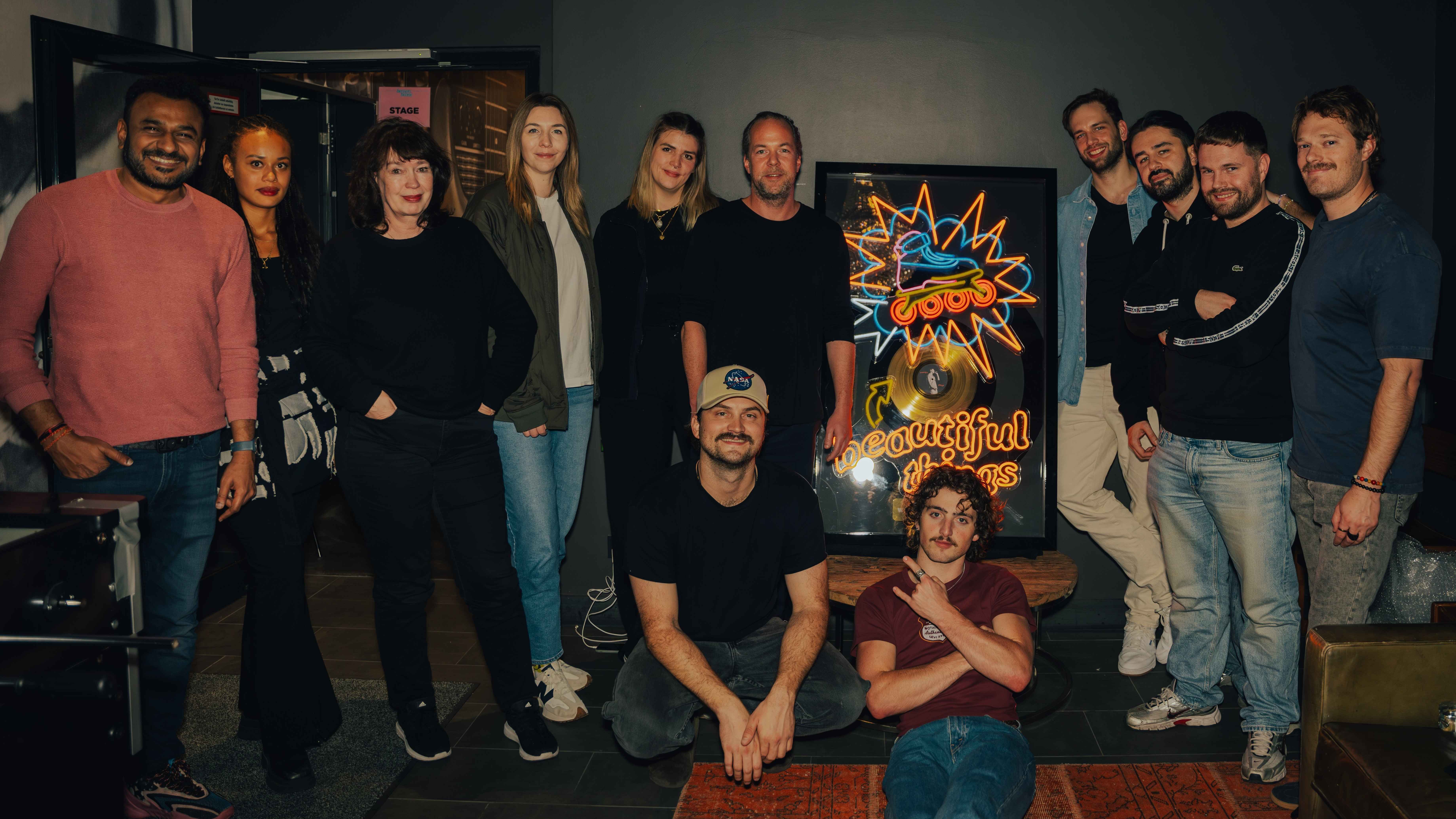 Trafen sich in Berlin bei einer Show des Amerikaners: Jay Mehta (Managing Director, Warner Music India), Louisa Sodji (Junior Manager Corporate Communications), Runa Liebe (Senior Manager ...