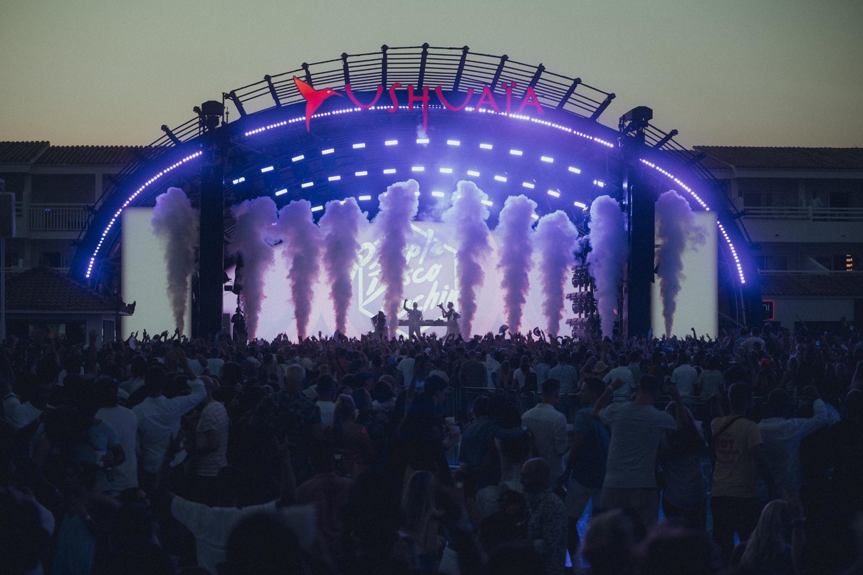 Groß im Radio und auch live: Purple Disco Machine auf der Bühne des Ushuaïa auf Ibiza