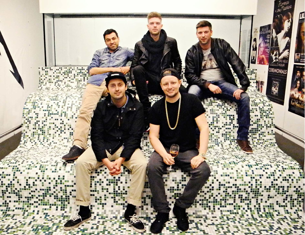 Neue Partner: Rapper Olson (hinten, Mitte), sein Management und das Universal-Team