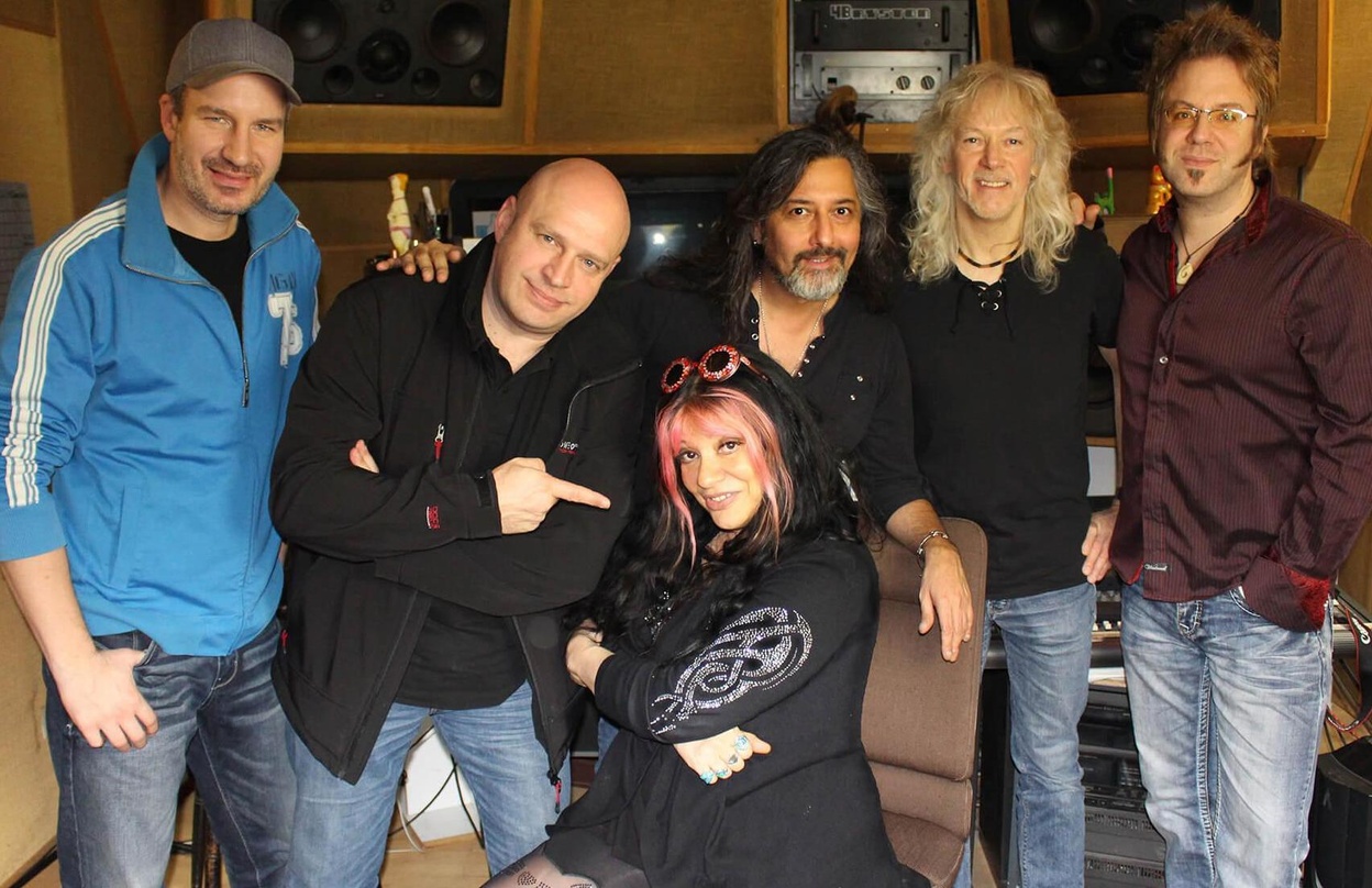 Bei der Vertragsunterzeichnung (von links): Kristof Hinz (The Sign), Olly Hahn (A&R Steamhammer), Anca Graterol (The Sign), Ossy Pfeiffer (The Sign), Steve Mann (The Sign) und Lars Lehmann...