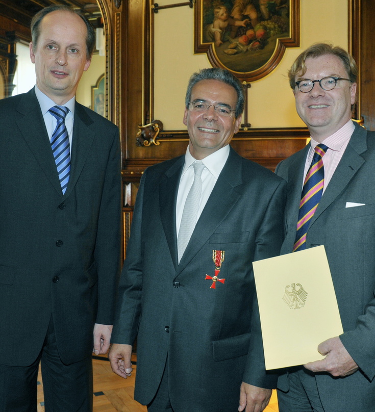 Bei der Ehrung (v.l.n.r.): Frank Smeddinck (Ministerialdirigent und Leiter der Landesvertretung Sachsen-Anhalt), Prof. Dr. Rolf Budde und Berlins Kultur-Staatssekretär André Schmitz