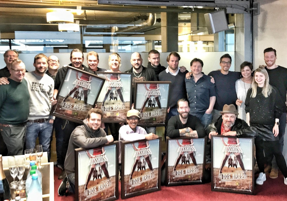 Haben Grund zum Feiern (hinten, von links): Guido Schlender (Director Retail & ECR Universal), Thorsten Klages (Senior Director Digital Media PIL/VEC), Friedrich Kraemer (Director TV + Pre...