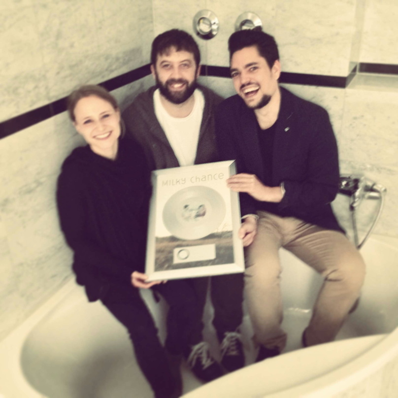 Stiegen zur Platin-Verleihung gemeinsam in die Wanne (von links): Carolin Wohlschlögel (recordJet), Tobias Herder (Lichtdicht Records)und Jorin Zschiesche (recordJet)