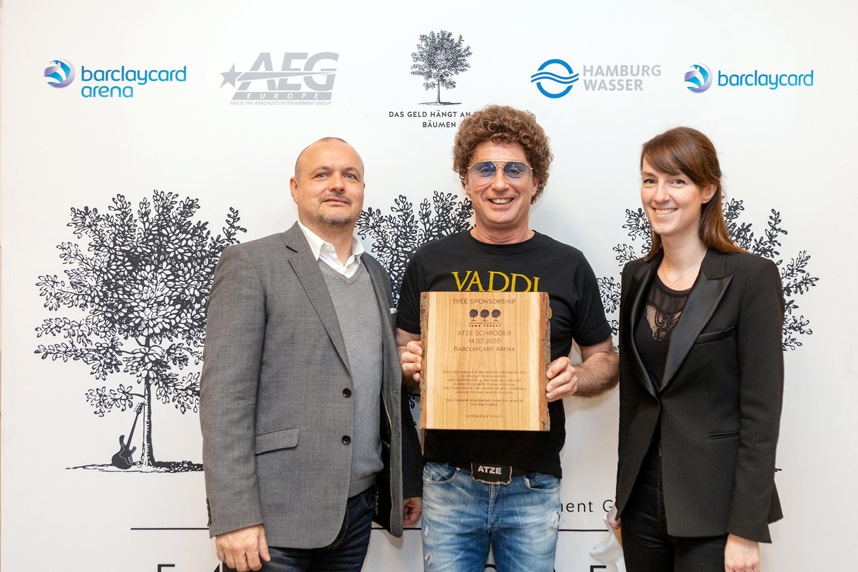 Baumexperten: Steve Schwenkglenks (links, Barclaycard Arena), Atze Schröder und Lina Kröplin (Event Manager Barclaycard Arena)