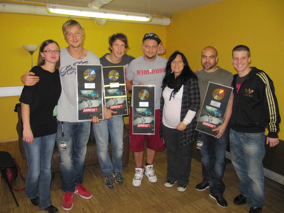 Veredelten "Hollywood Hills": EMI Music Austria und Sunrise Avenue||Im Gasometer trafen sich (v.l.n.r.): Rebecca Zaradic (Junior Experience Manager EMI), Samu Haber, Riku Rajamaa, Sami Osa...