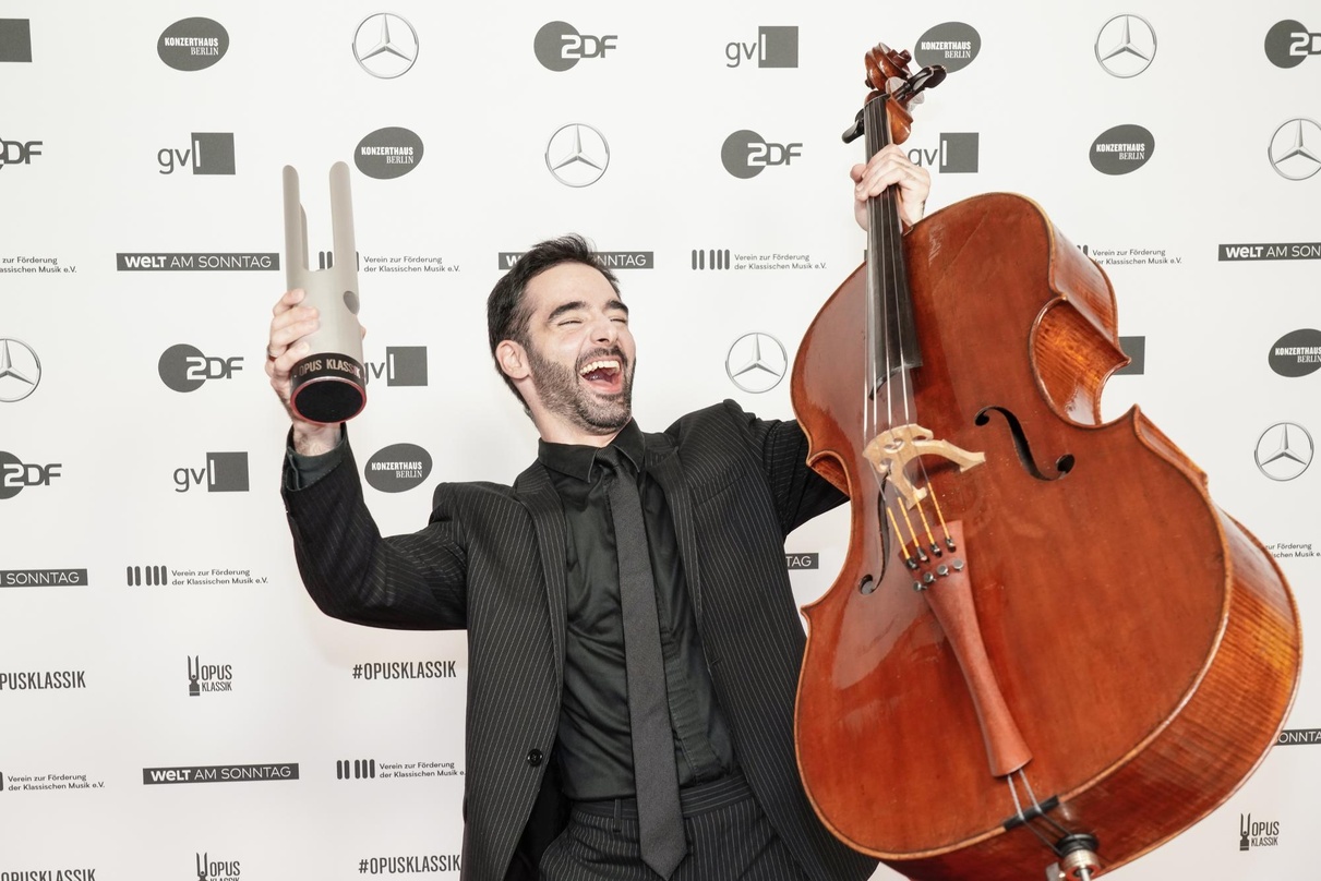 Freute sich sichtlich über seine Trophäe und legte mit der Trompeterin Lucienne Renaudin Vary einen unterhaltsamen Auftritt beim Opus Klassik 2021 hin: der Cellist Pablo Ferrandez
