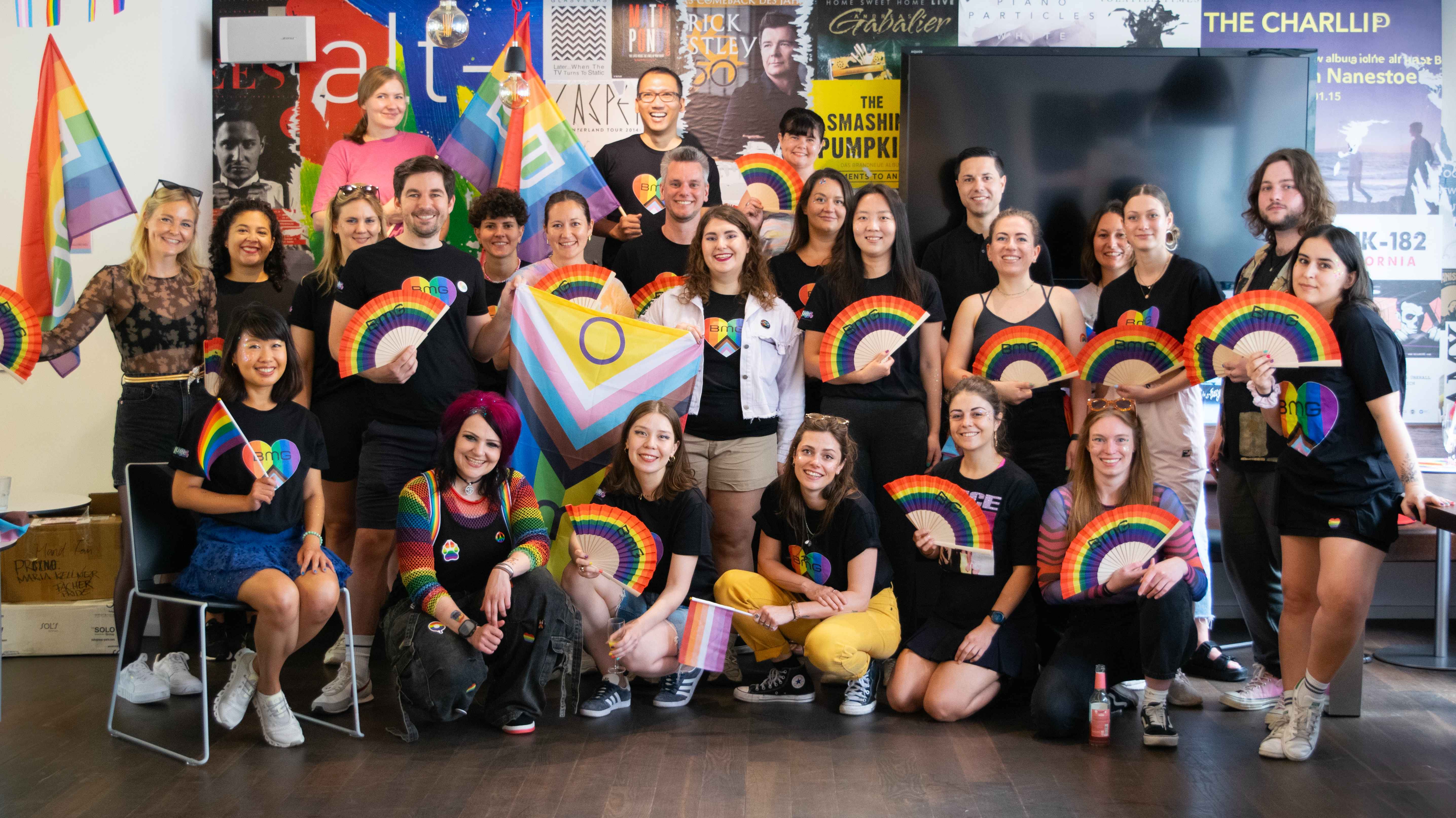 Nahmen nach dem Foto mit BMG am CSD teil (von links): Hinten: Christina Shotter, Ario Prariyadi und Emma Roberts. Mittlere Reihe: Marie Laubsch, Kat Hernandez, Marie Kellner, Tomasz Trojan...