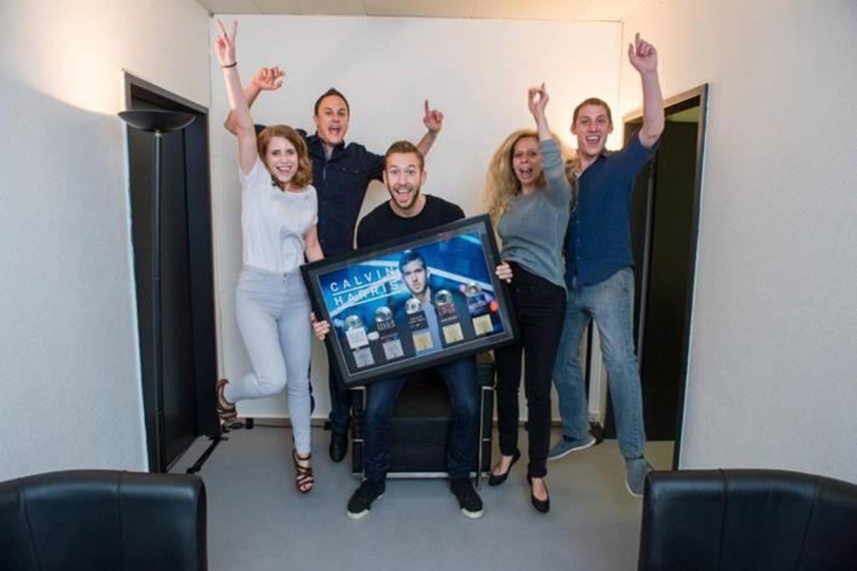Sprangen auch in der Schweiz in die Edelmetall-Liga (von links): Angélique Laternser (Product Manager Sony Music Switzerland) Simon Müller (Director Sales & Business Development Sony Music...