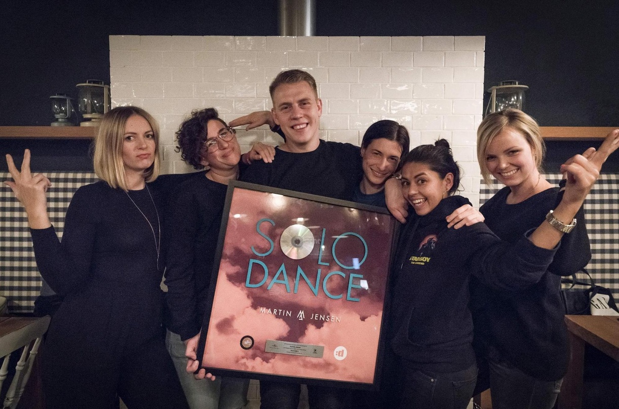 Freuten sich über Platin (von links): Katie Kirk (Senior Manager International Marketing), Samira Leitmanstetter (Lead Manager Video Strategy), Martin Jensen, Lisa Steinhäuser (Manager A&R...