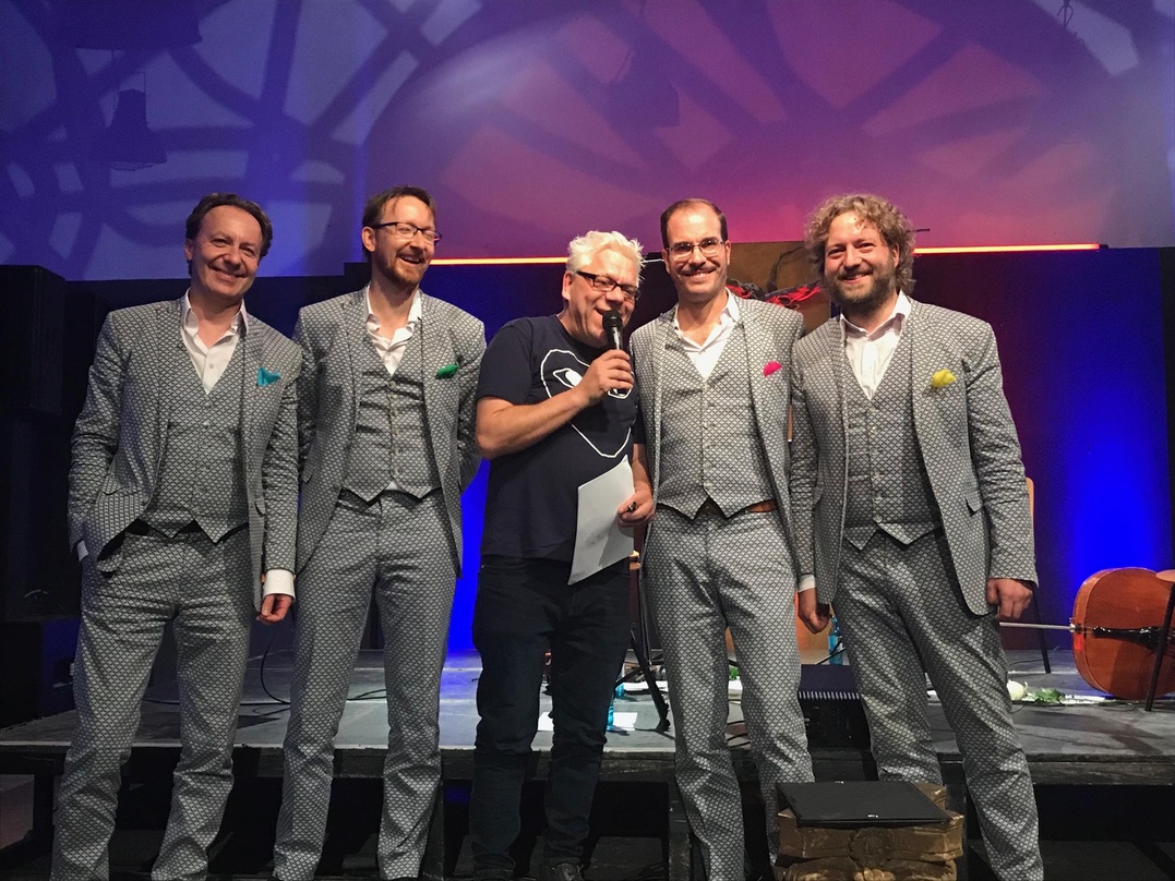Machten die Partnerschaft beim Konzert in Hamburg klar (von links): Adam Zolynski und Jansen Folkers vom Kaiser Quartett, Stefan Strüver (General Manager PIAS Germany) sowie Martin Bentz u...
