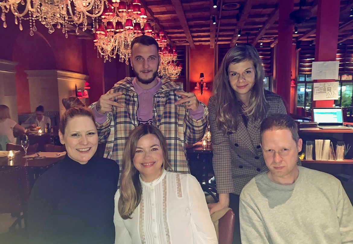 Machten die Zusammenarbeit fix (hinten, von links): Mozzik und Julia Osterried (Repertoire Manager) sowie (vorn von links) Alex Ziem (Creative Director), Karina Poche (Senior Director Busi...