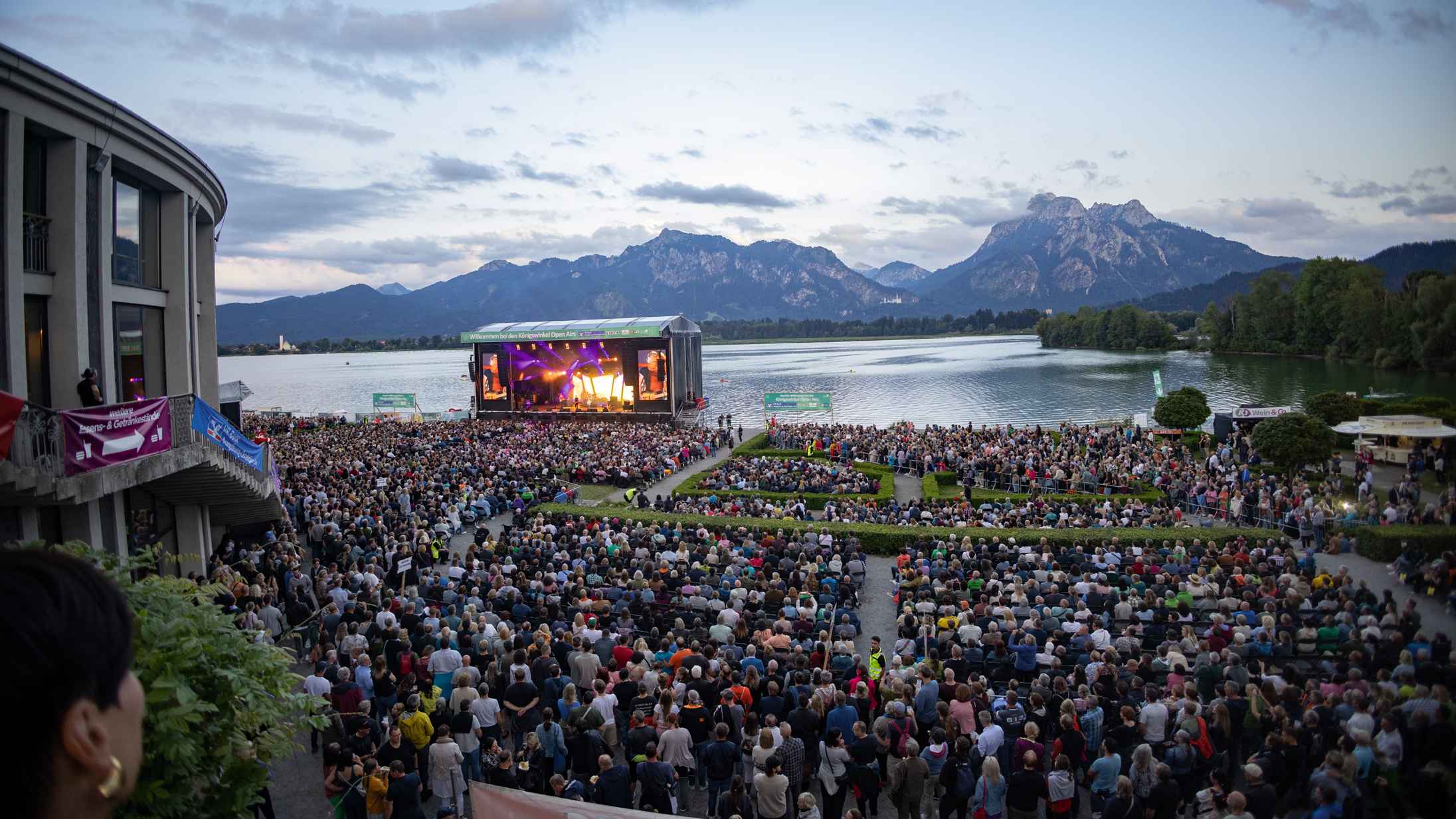 Bieten einen Blick auf Schloss Neuschwanstein in den Bergen: die Köingswinkel Open Airs.