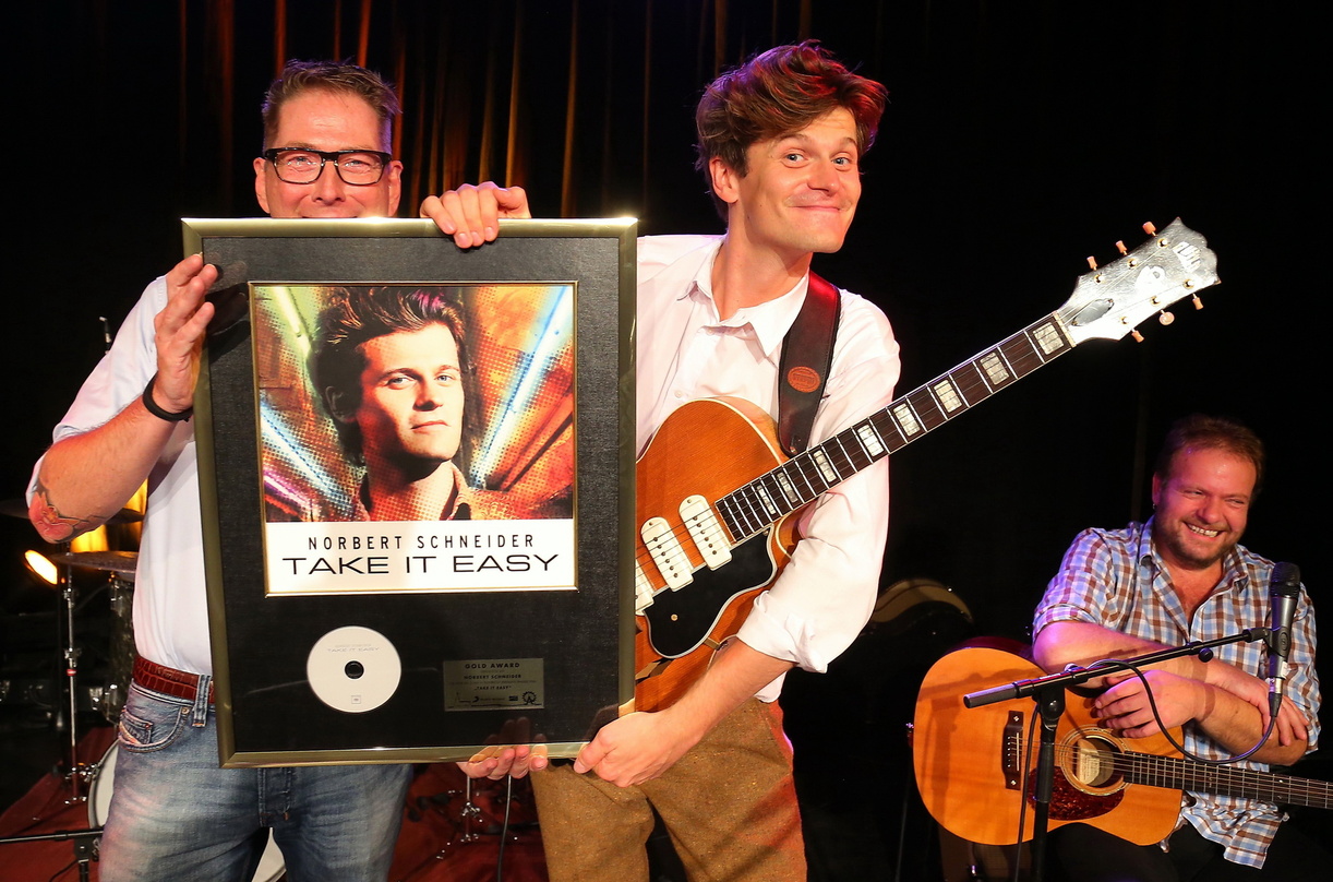 Auf der Bühne mit Edelmetall (von links): Arne Beyer (Telemedia Music), Norbert Schneider und Gitarrist Hannes Kasehs
