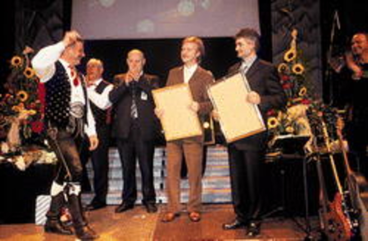Auf dem Weg zu den Edelmetallen 101 und 102 (v.l.n.r.): Spatzen-Sänger Norbert Rier, Kastelruths Bürgermeister Vinzenz Karbon, Dr. Luis Durnwalder (Landeshauptmann von Südtirol), Universal...