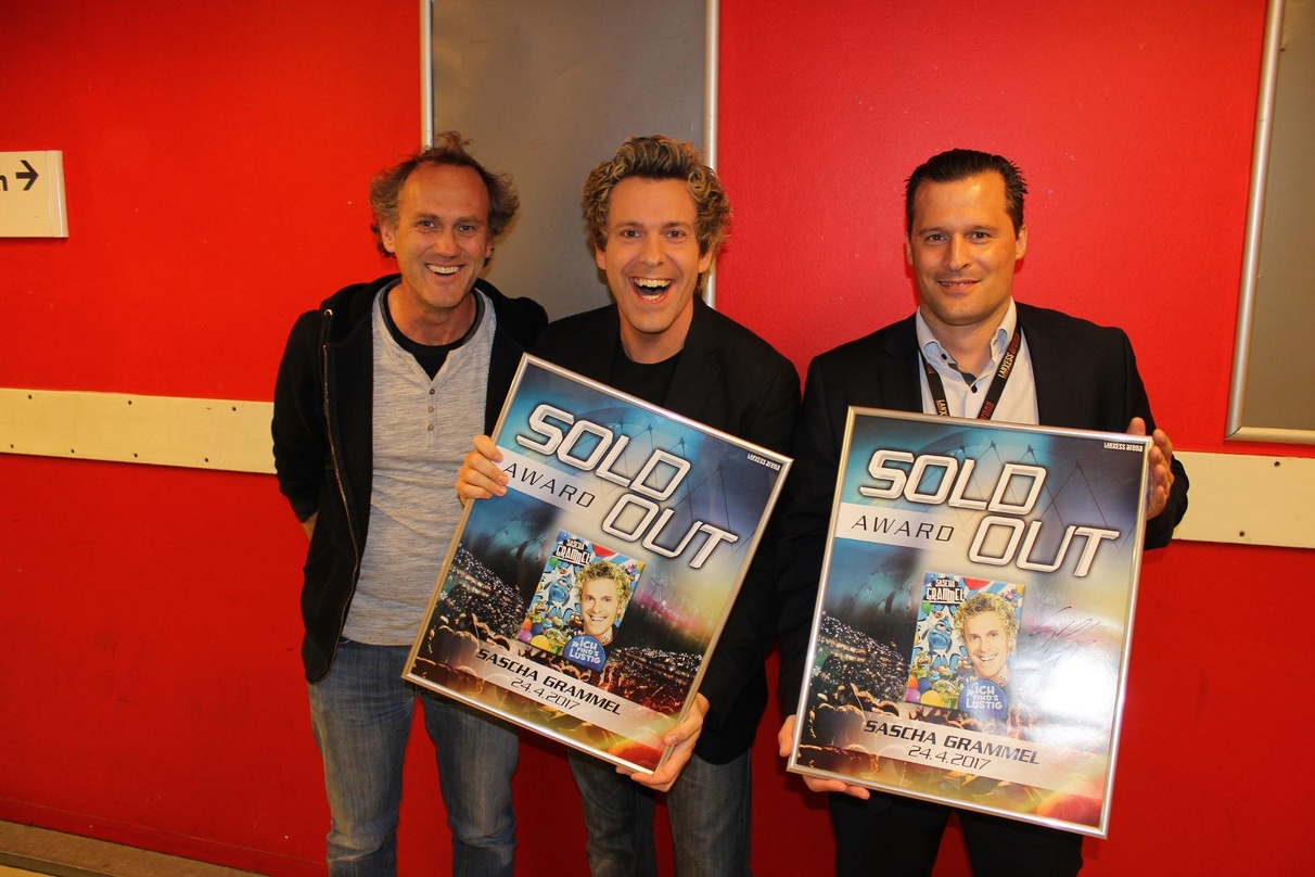 Trafen sich vor dem Auftritt backstage (von links): Oliver Gontram (Geschäftsführer Agathos & Gontram), Sascha Grammel und Sven Hoter (Direktor Gastronomie Arena Management)