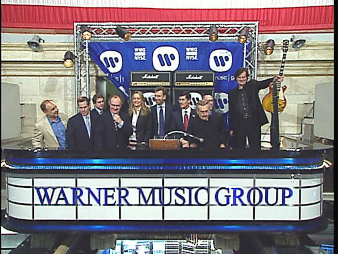 Logenplatz beim Börsengang im Mai 2005: Das WMG-Team rund um Edgar Bronfman (5. v.r.) mit seiner Frau Clarissa, dem damaligen NYSE-CEO John Thain (4. v.r.) und Jimmy Page (r.)