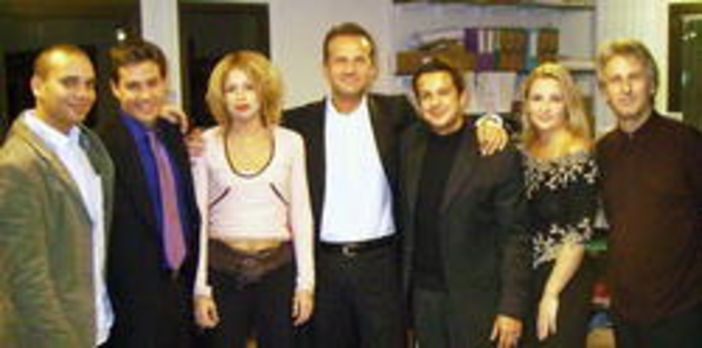 Trafen sich in Paris zur Vertragsunterzeichnung (v.l.n.r.): Karim Ayadi (Labelmanager edel), Mehdi El Jai (Director XIII Bis), Violaine Oger (Promotion XIII Bis), edel-Chef Michael Bartels...