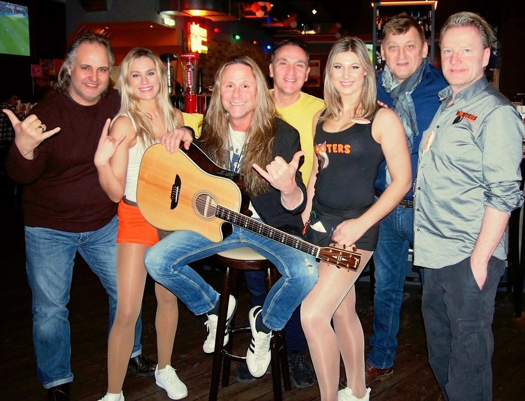 Bei der Präsentation im Hooters (von links): Markus Müller (Inhaber und CEO m2 mediaconsulting), Hooters-Girl Nathalie, Chris Bay, Cetin Yaman (mein-hamburg.de), Hooters-Girl Jessie, Georg...