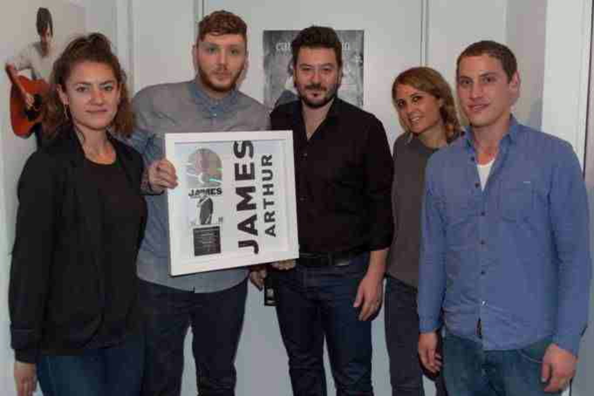 Trafen sich in Zürich: James Arthur (zweiter von links) und das Team von Sony Music Switzerland||Trafen sich bei einem Besuch in Zürich (von links): Jessica Clark (Quest Management), James...