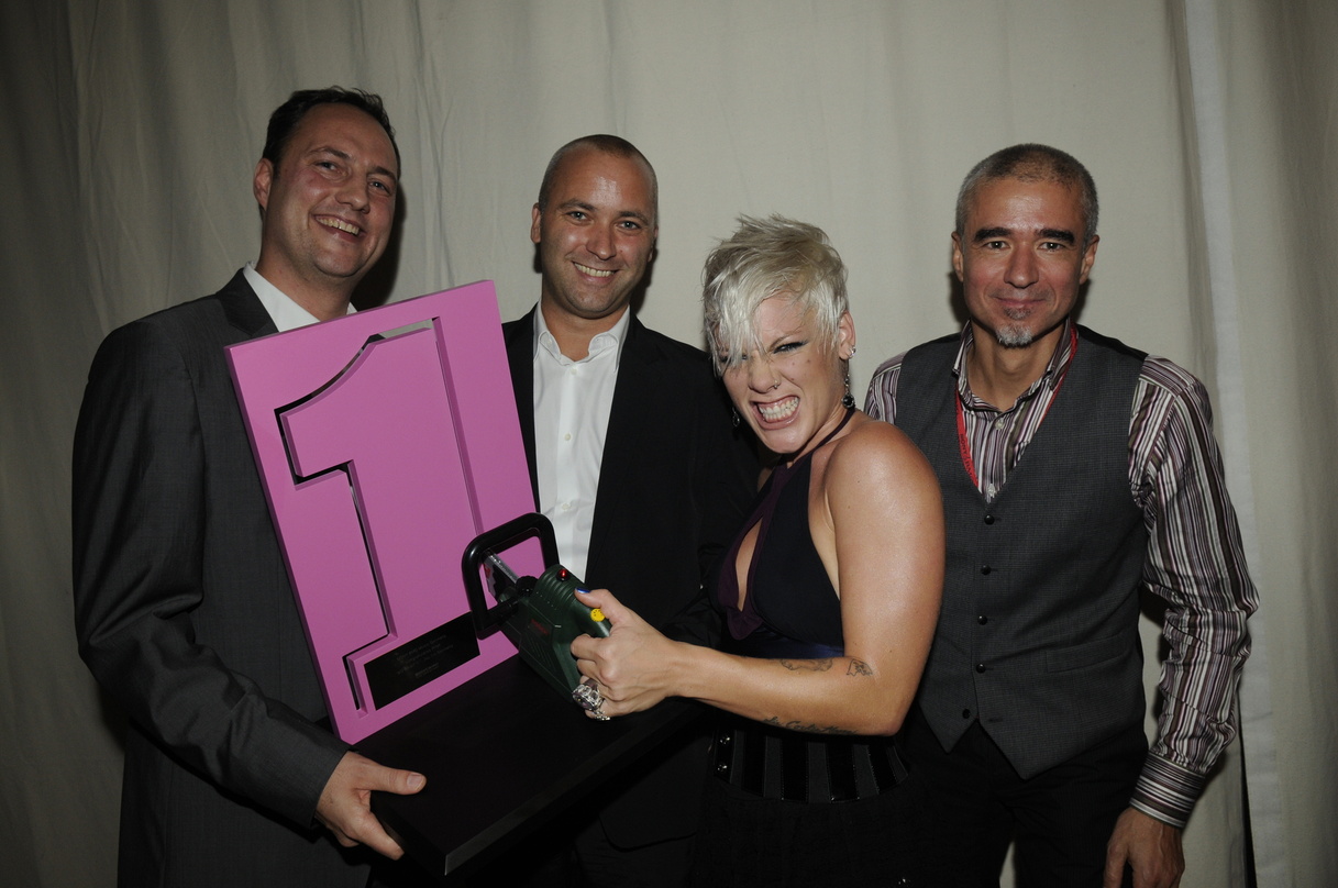 Mit der Single "So What" auf der Eins: Pink mit den Herren (v.l.n.r.) Edgar Berger, Stefan Goebel und Willy Ehmann