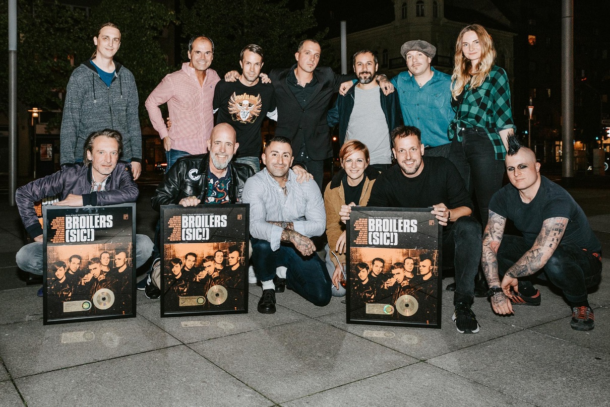 Bei der Abschlussparty (hinten, von links): Vincent Sorg (Produzent), Marcus Friedheim (Managing Director Consumer & Commercial Warner Music Central Europe), Marc Werdermann (JKP, Produktm...