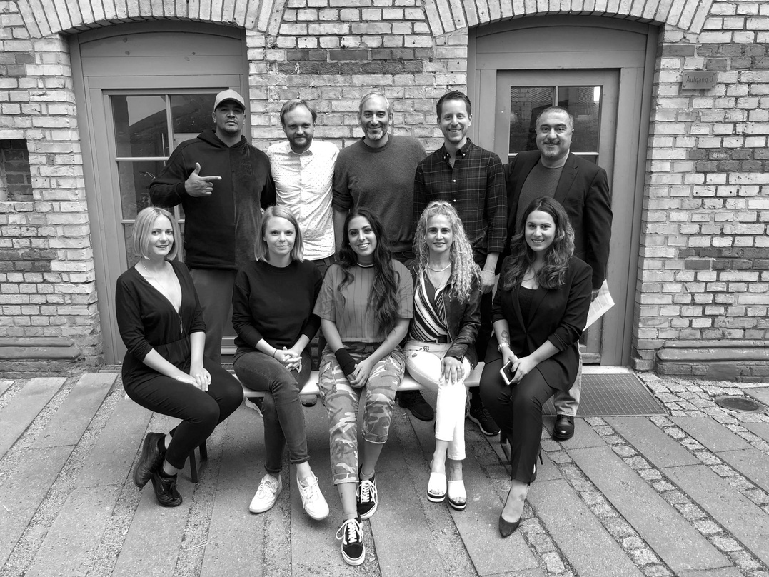 Freuen sich auf die künftige Zusammenarbeit: Melisa Carolina (vorn, mitte) mit ihrem Management und dem Sony-Music-Team