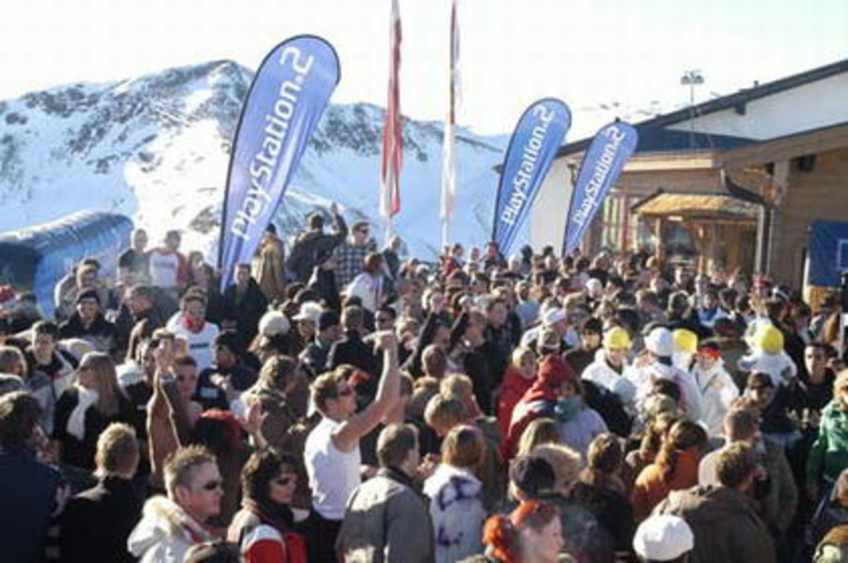 Können bald wieder auf den Berg: Dance-Fans bei Rave On Snow