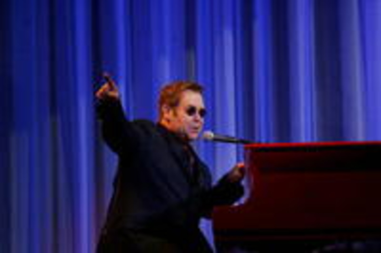 Präsentiert seine größten Hits bei Premiere: Elton John