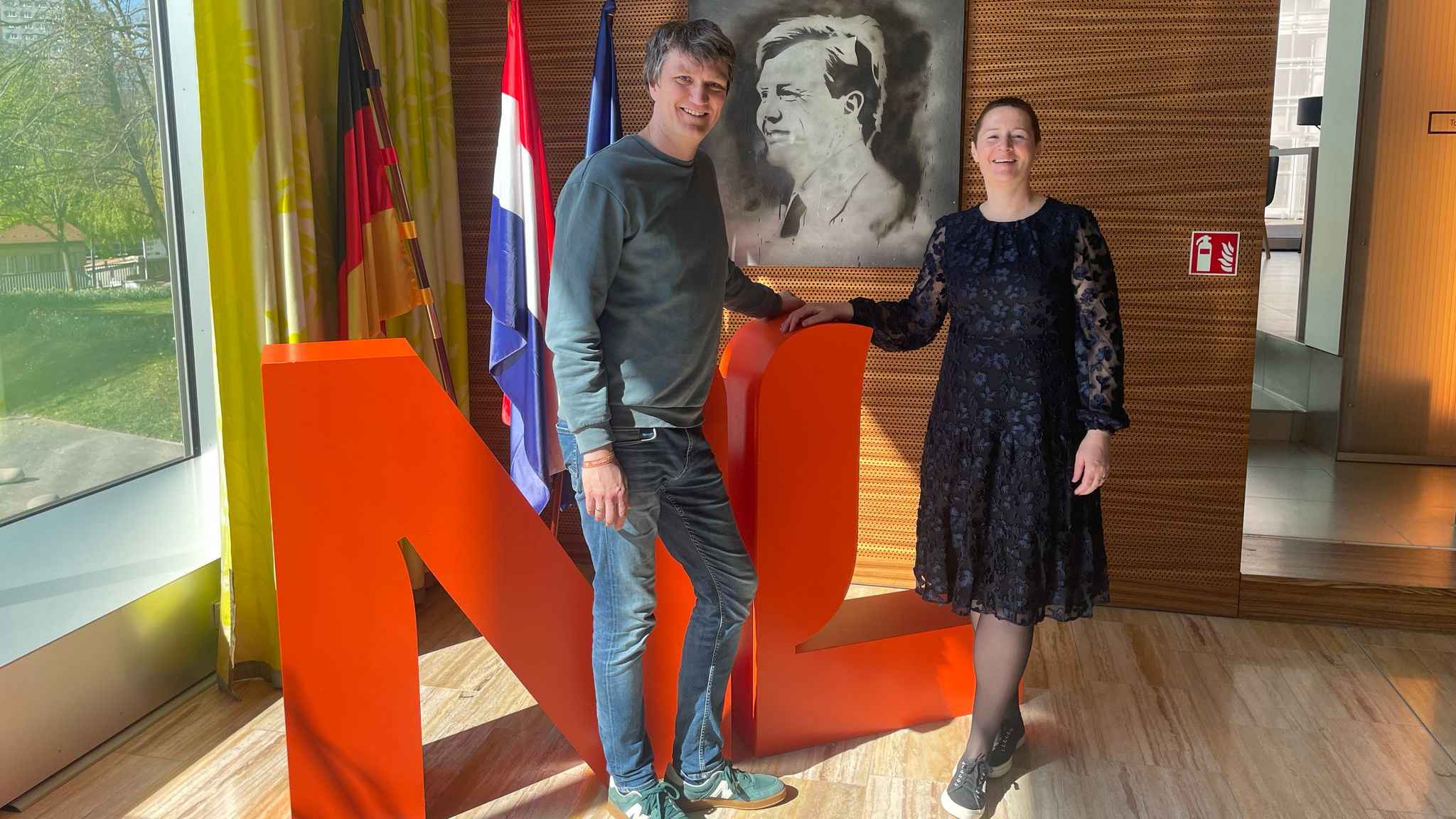 Besiegelten jüngst die Partnerschaft zwischen Future of Festivals und den Niederlanden: Robert Stolt (FoF) und Eva Vergles, Senior Policy Officer der Niederländischen Botschaft.