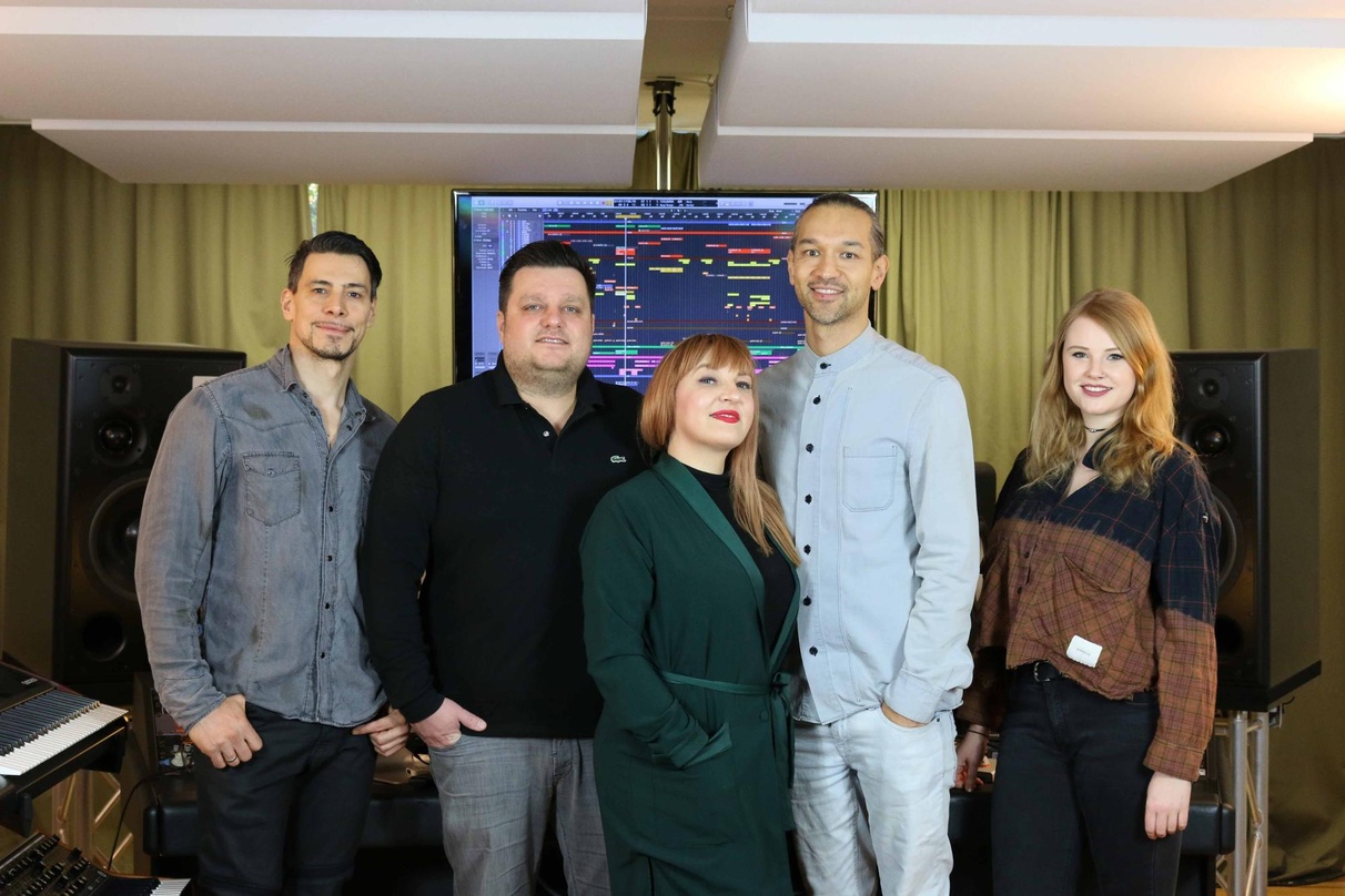 Trafen sich im Studio von Thomas Gold (von links): Produzent Thomas Gold, Sven Koslik (1st Strike), Michelle Leonard, Mantu Overbeck und Jenny Keiner (beide 1st Strike)