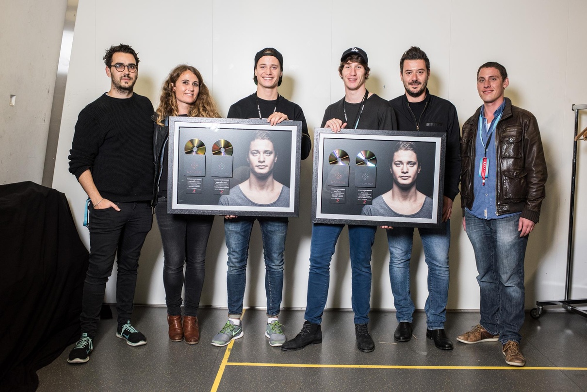 Zelebrierten zweifaches Platin: Kygo (3. von links) und Partner