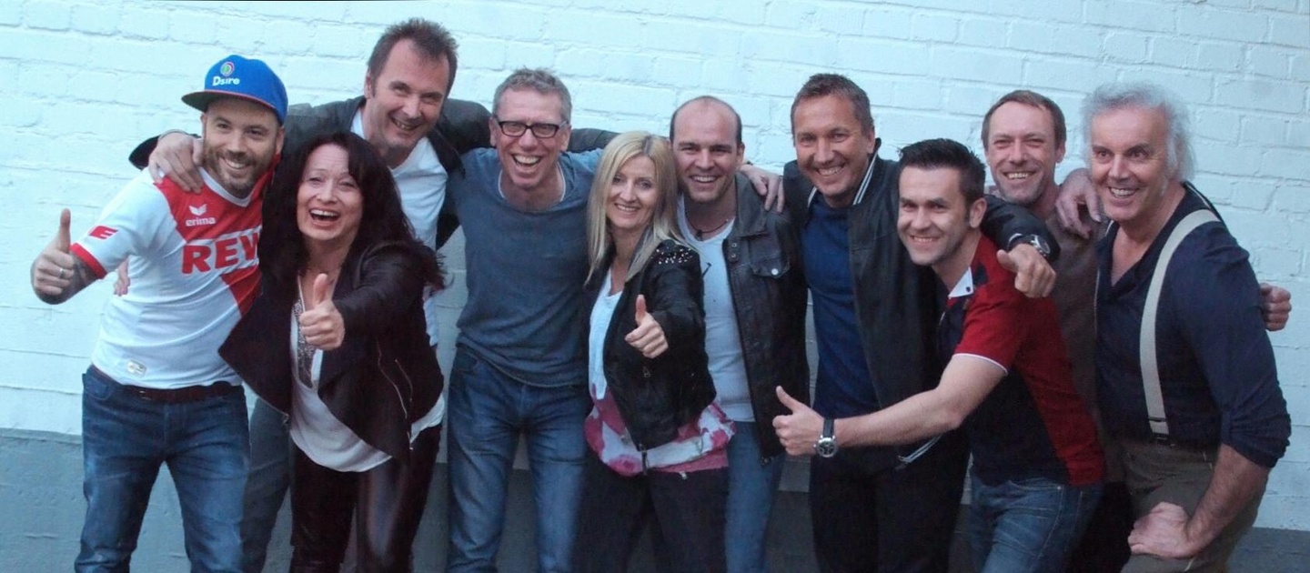 Eine österreichische Band und ein österreichisches Trainergespann (von links): Thomas Eder, Sabine Holzinger, Dietmar Kastowsky (alle Seer), Peter Stöger (Trainer 1. FC Köln), Astrid Wirte...