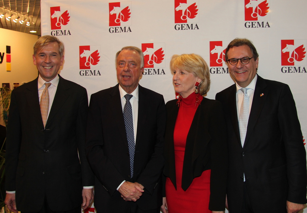 Eröffneten am 27. Januar 2013 in Cannes den deutschen Midem-Gemeinscshaftsstand (von links): Dr. Harald Heker (GEMA), Kulturstaatsminister Bernd Neumann, Dagmar Sikorski (DMV) und der parl...