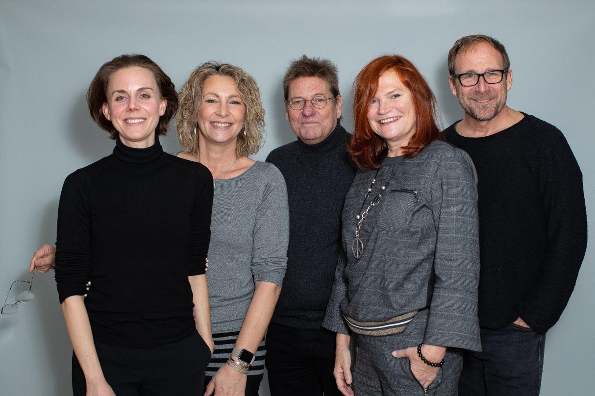 Bilden die Jury (von links): Anna Depenbusch, Claudia Jung, Burkhard Brozat, Pe Werner und Frank Ramond