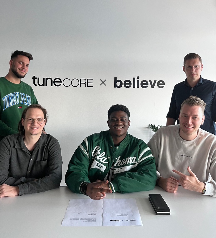 Blieben Partner (von links): Marcel Goerbert (Management Theo Junior), Kristof Jansen (Director Repertoire Development Groove Attack), Theo Junior; Colin Schrinner (Head of TuneCore German...