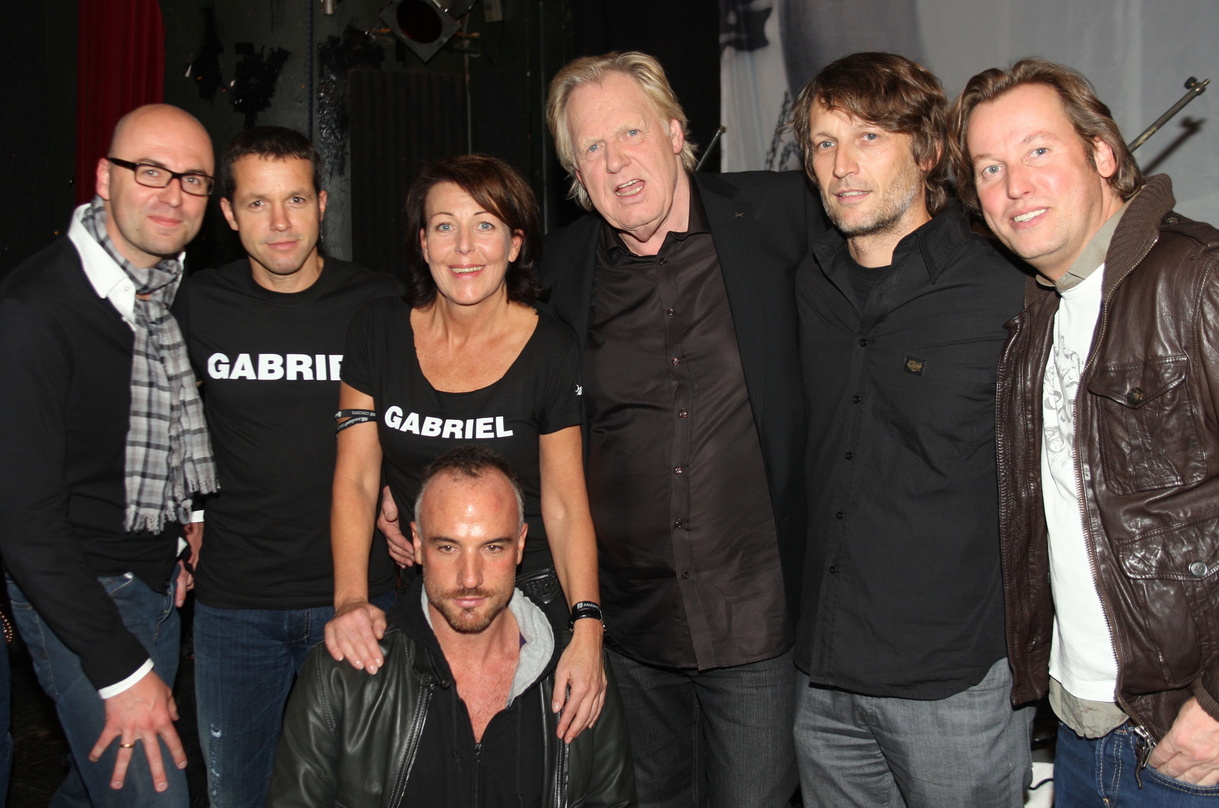 Nach dem Konzert (hinten, v.l.n.r.): Christian Gerlach (Managing Director Neuland Concerts),
Steffen Müller (Managing Director Warner Music Entertainment), Rita Fluegge-Timm (Director Arti...