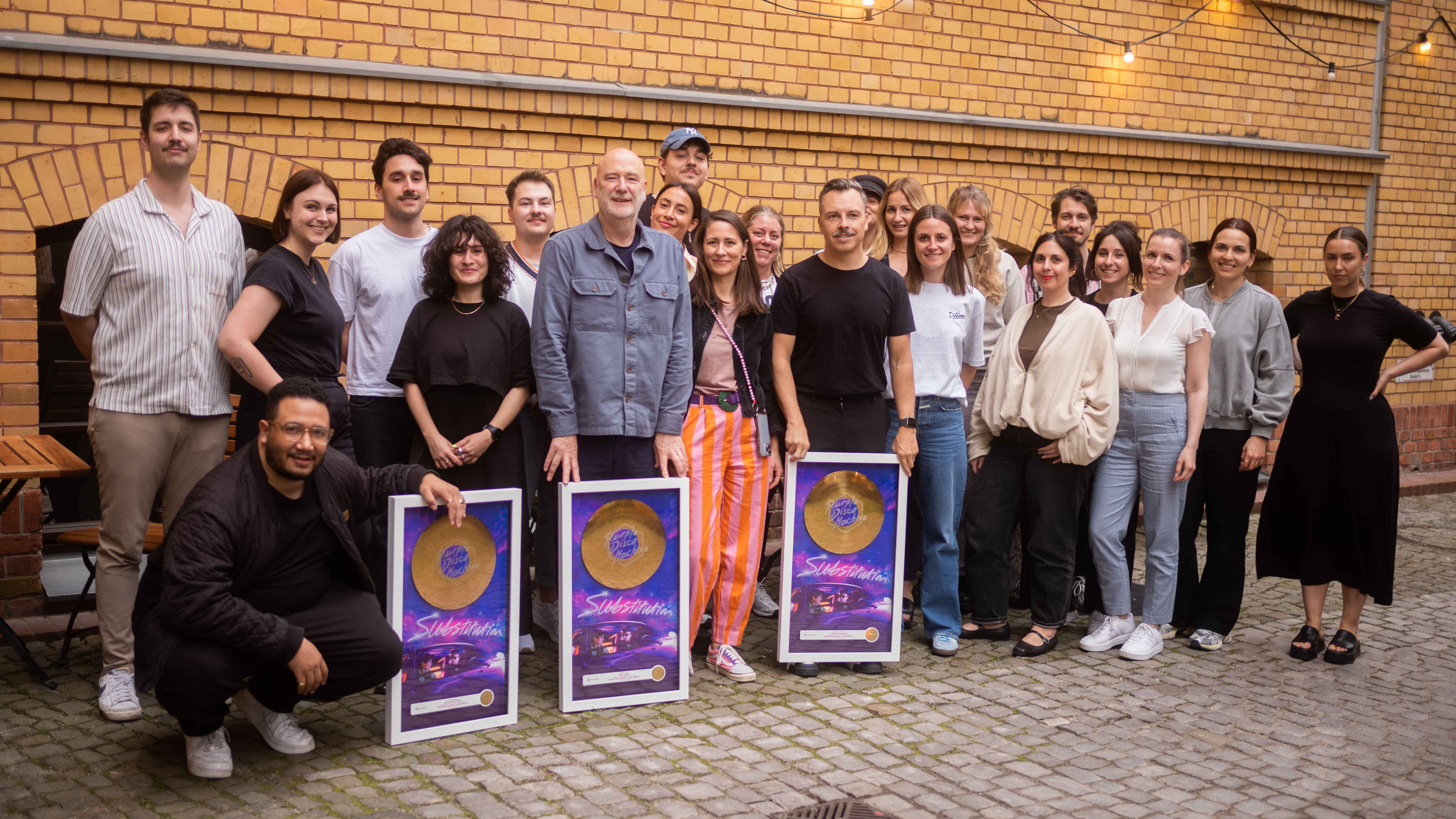 Feierten in großer Runde: Purple Disco Machine (mitte) mit Columbia Records und Sony Music.