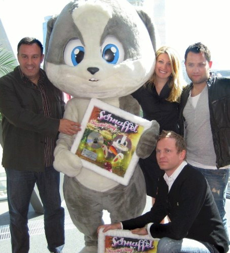 Feierten Platinweihen: das Schnuffel-Team von Sony BMG und Jamba||Kuschelten zur Platinverleihung (v.l.n.r.): Mauro Montanaro (CEO Jamba), Schnuffel, Gudrun Schweppe (VP Music Licensing Ja...