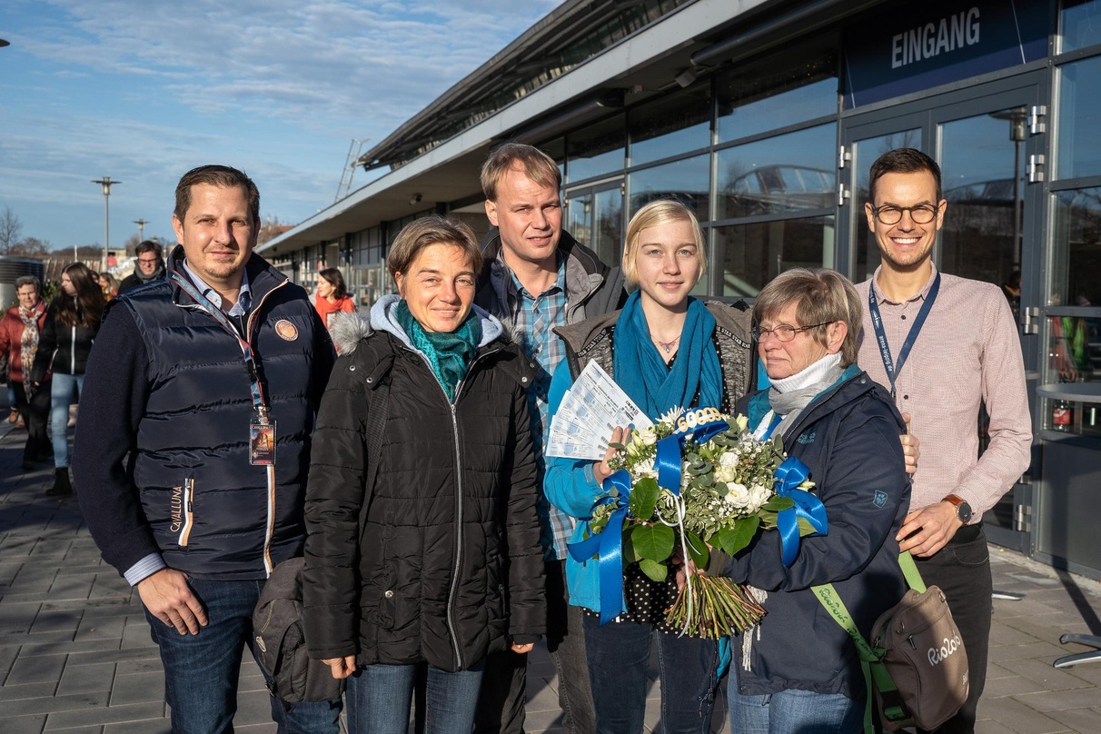 Bei der Preisübergabe: Ziad Al-Michref (links) und Philipp Franke (rechts) mit dem 600.000sten Besucher und Familie