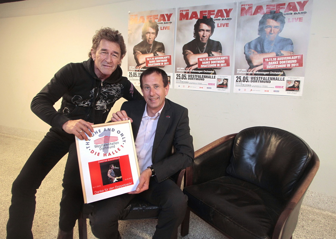 Bei der Übergabe des Awards und der Sessel: Peter Maffay (l.) und Jochen Meschke