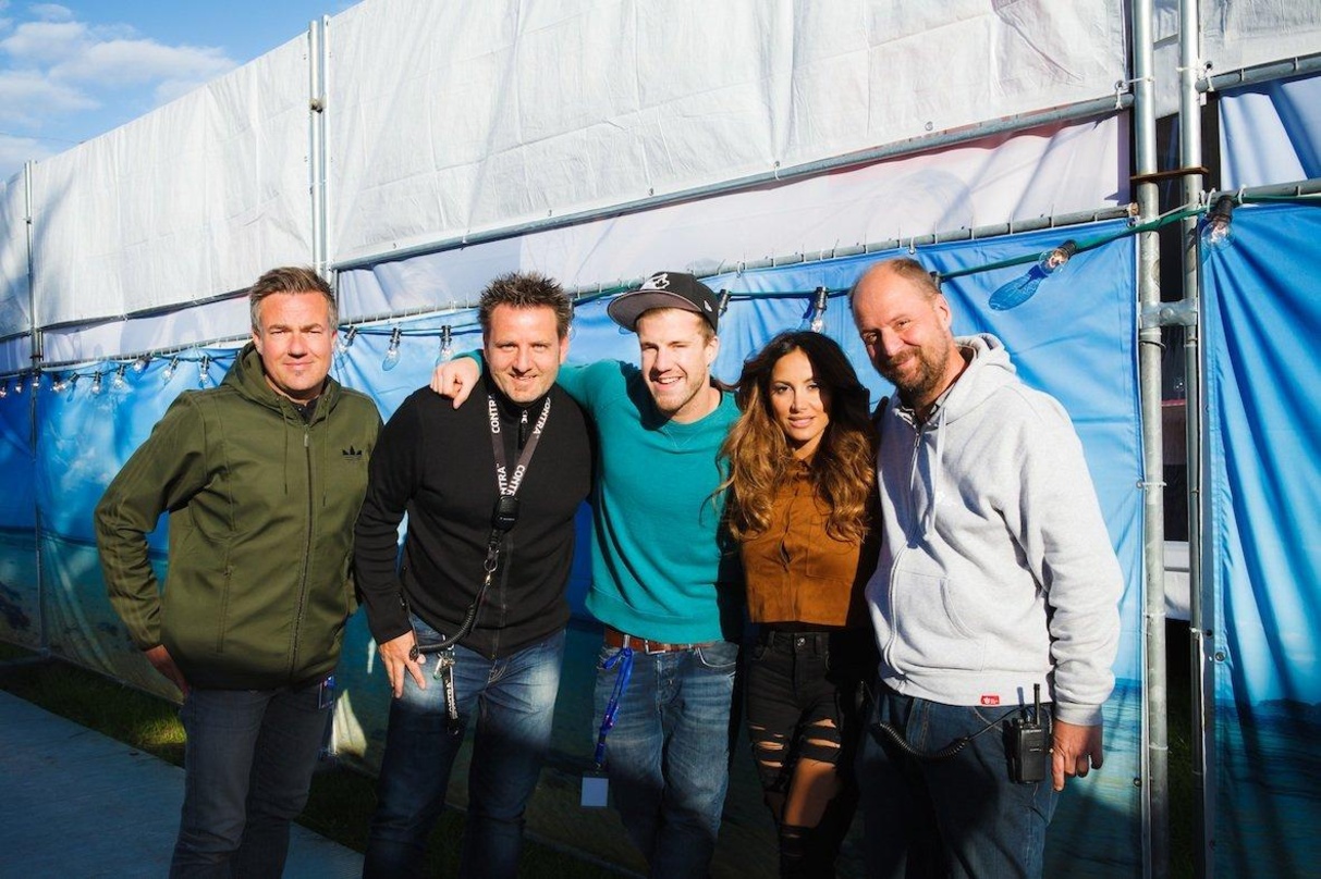 Zufrieden am letzten Tag des Zeltfestival Ruhr (von links): Lukas Rüger, Björn Gralla (beide ZFR), die Künstler Luke Mockridge und Enissa Amani sowie Heri Reipöler (ZFR)