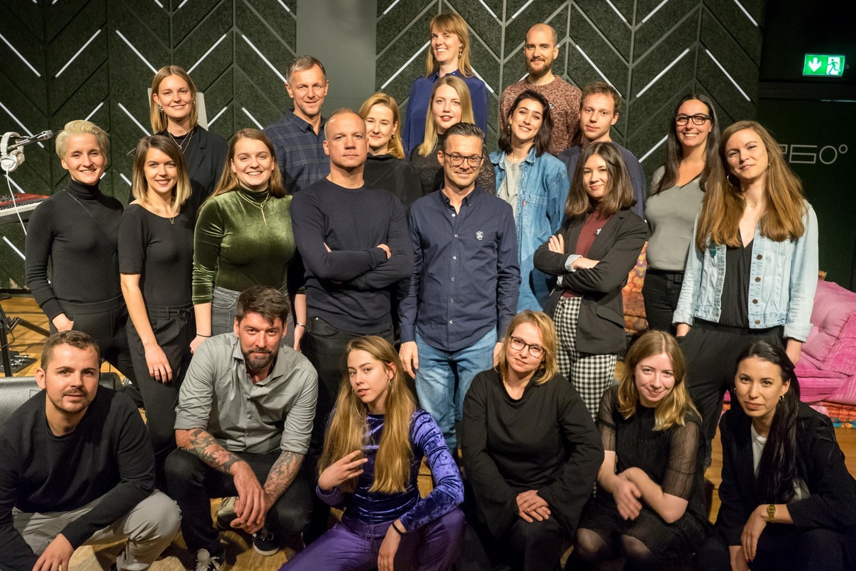 In Feierlaune: das Deezer-Team mit den Musikern