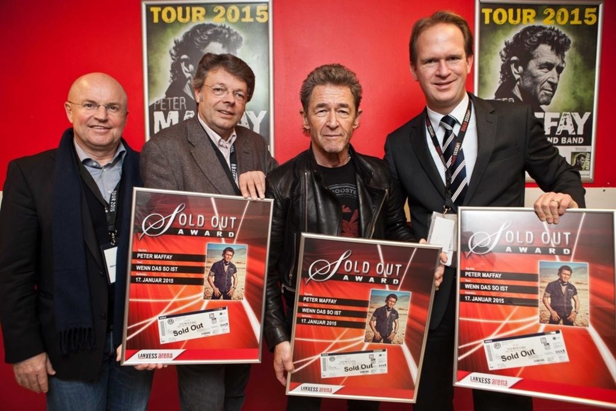 Bei der Awardübergabe (von links): Fred Handwerker, Peter Schwenkow, Peter Maffay und Stefan Löcher