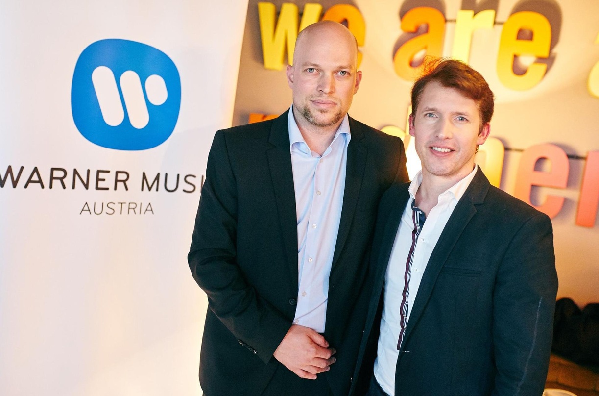 Trafen sich in Wien (von links): Franz Pleterski (Marketing Director Warner Music Austria) und James Blunt
